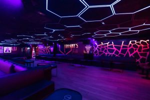 Pista y reservados de Tiffany’s con iluminación violeta