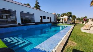 Piscina y exterior de la villa privada en Estremera, Madrid
