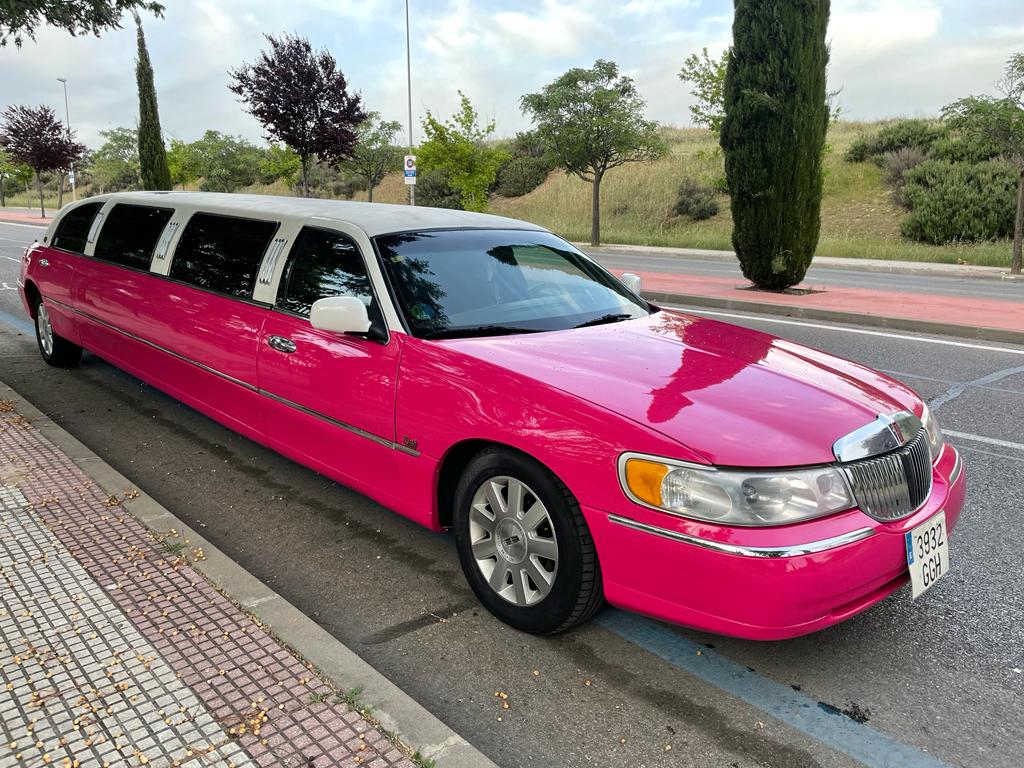Limusina Lincoln rosa en Madrid