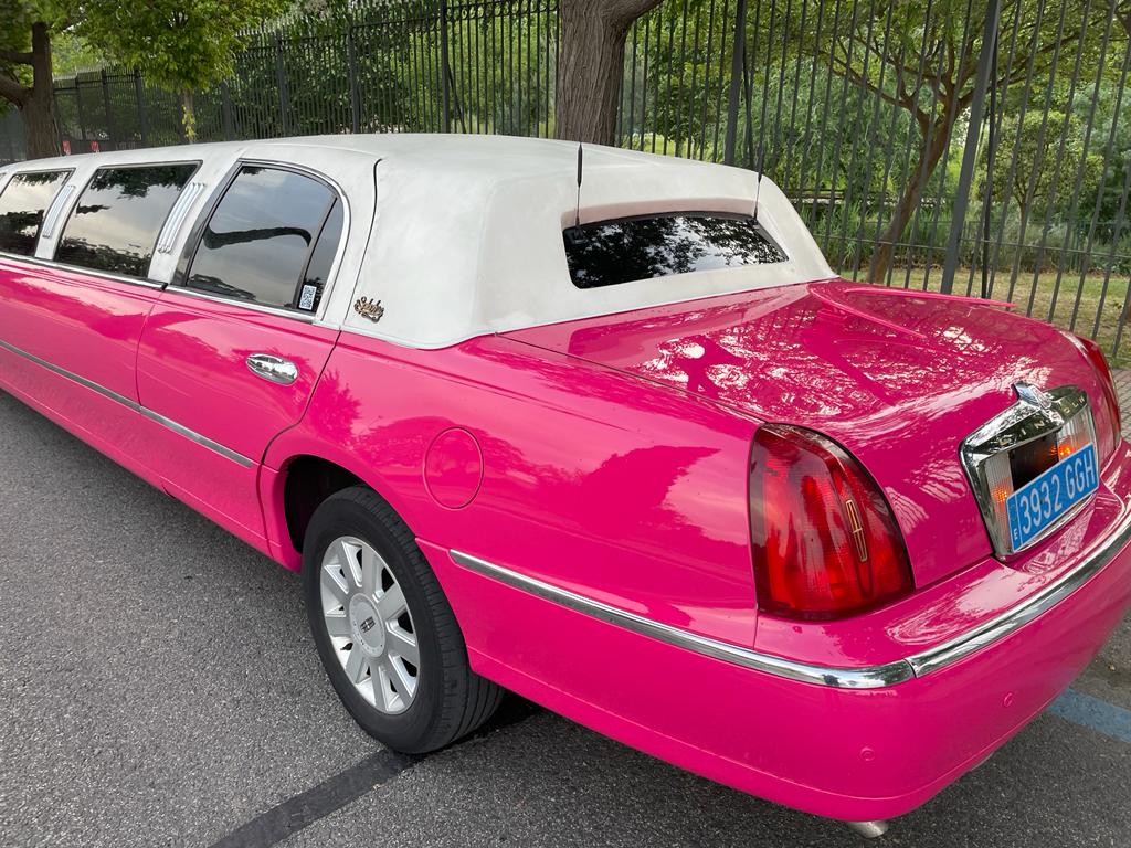 Limusina Lincoln rosa de alquiler en Madrid