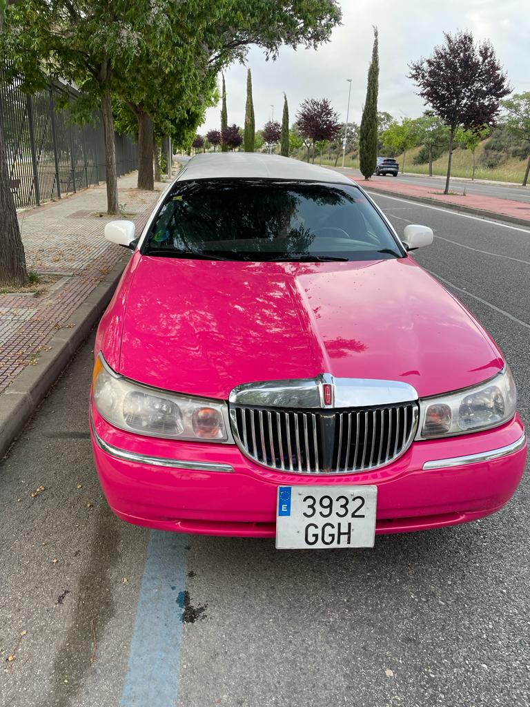 Limusina Lincoln rosa con conductor en Madrid