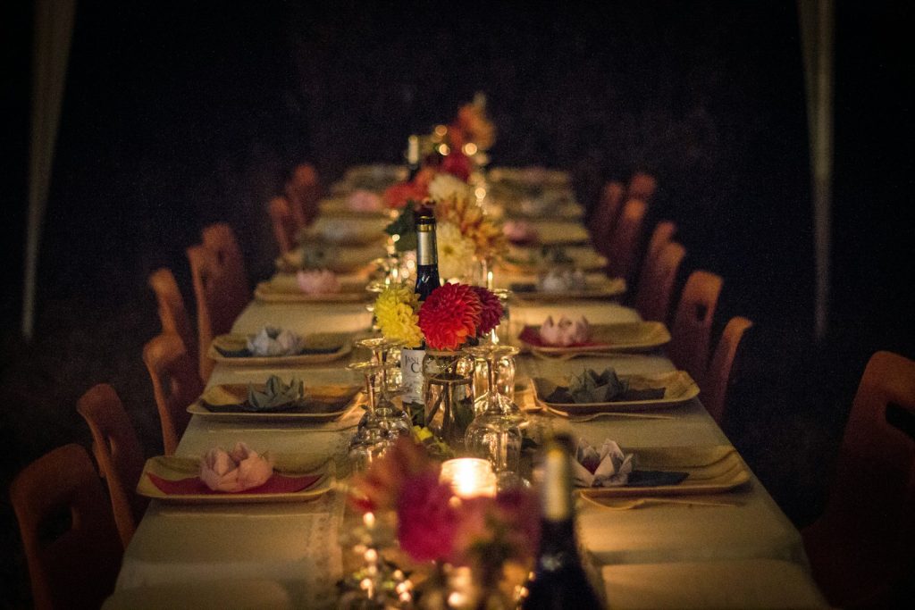 Mesa de celebración con invitados, fotografía de inspiración