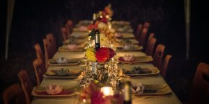 Mesa de celebración con invitados, fotografía de inspiración