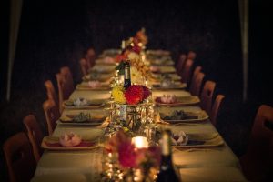 Mesa de celebración con invitados, fotografía de inspiración