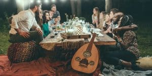 Amigos compartiendo una cena al aire libre, fotografía ilustrativa