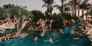 Grupo de amigos celebrando una despedida en una villa con piscina