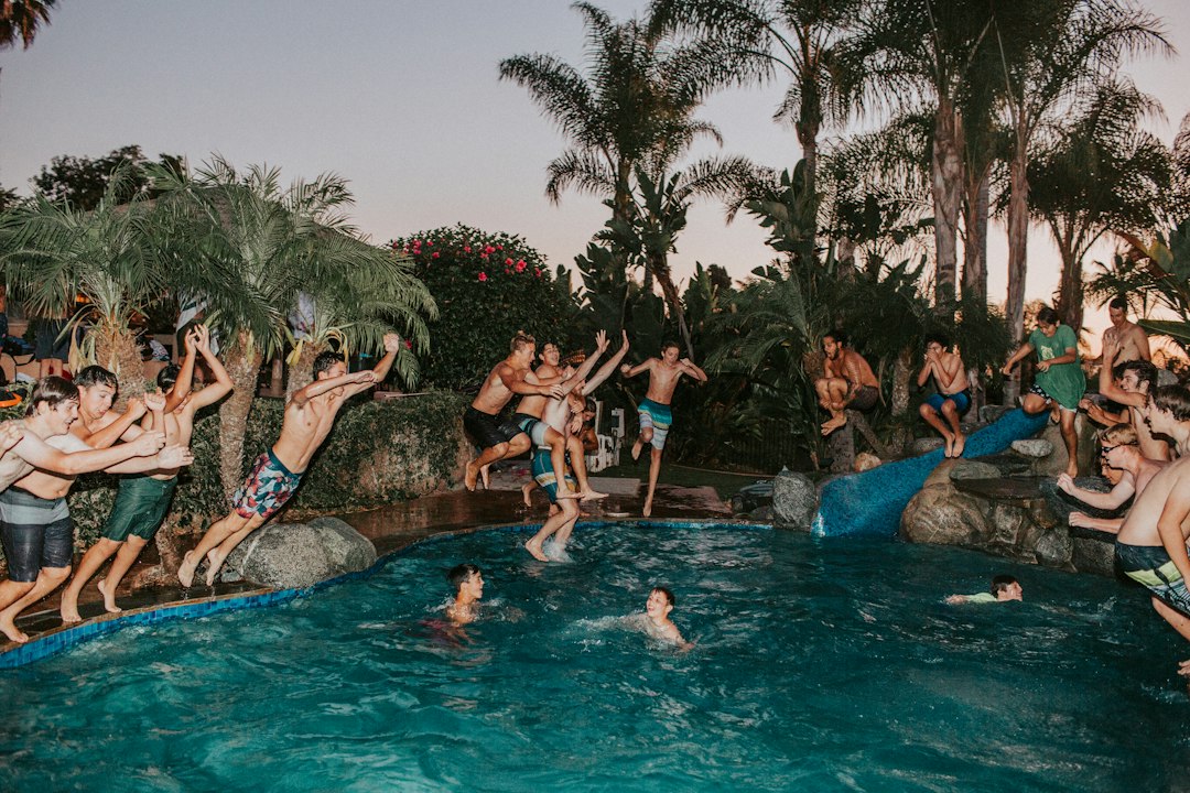 Grupo de amigos celebrando una fiesta privada en una villa con piscina en Madrid