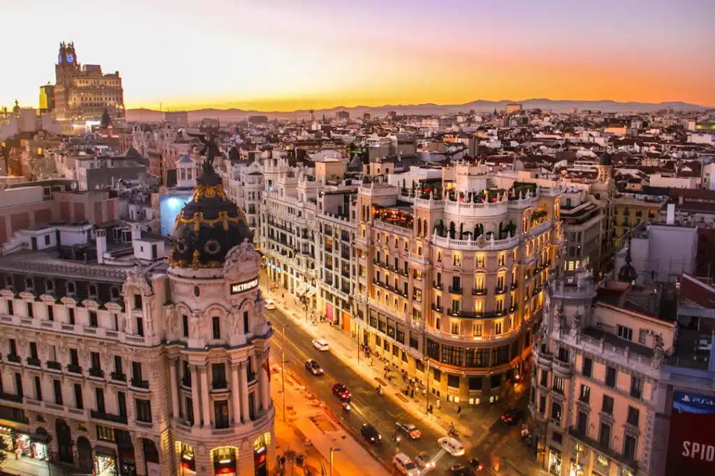 Vista de la Gran Vía de Madrid al atardecer