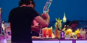 Ambiente nocturno en una azotea de Madrid para planes de Halloween 2026
