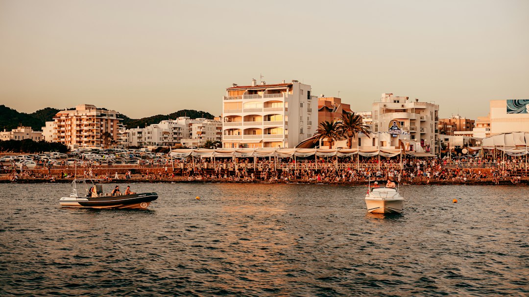 Atardecer mediterráneo en Ibiza durante la temporada 2026