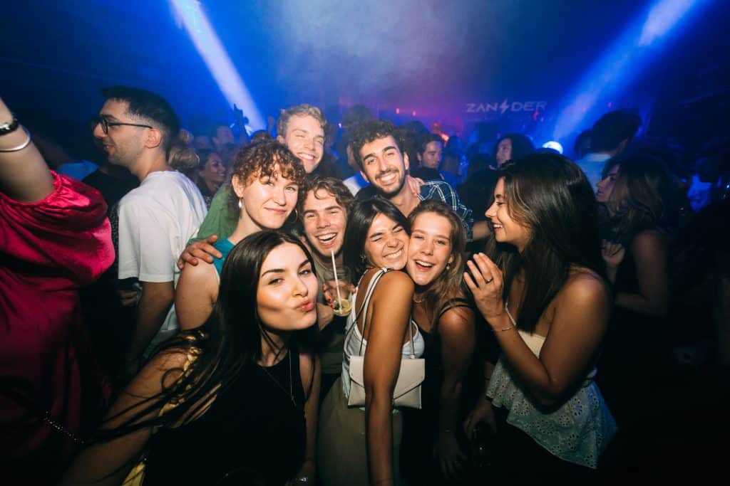 Grupo de amigos en la pista de Teatro Eslava bajo luces azules