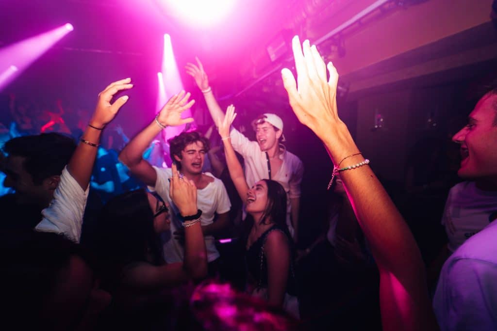 Público bailando con las manos levantadas en Teatro Eslava