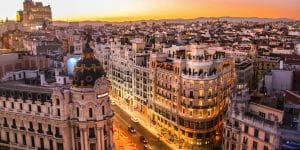 Gran Vía de Madrid al atardecer
