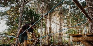 Actividad de obstáculos al aire libre, imagen ilustrativa de archivo