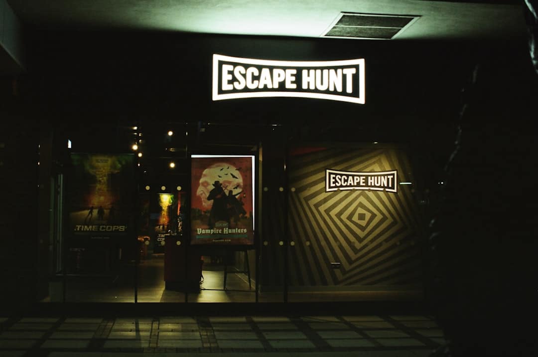 Entrada de una sala de escape, imagen de archivo