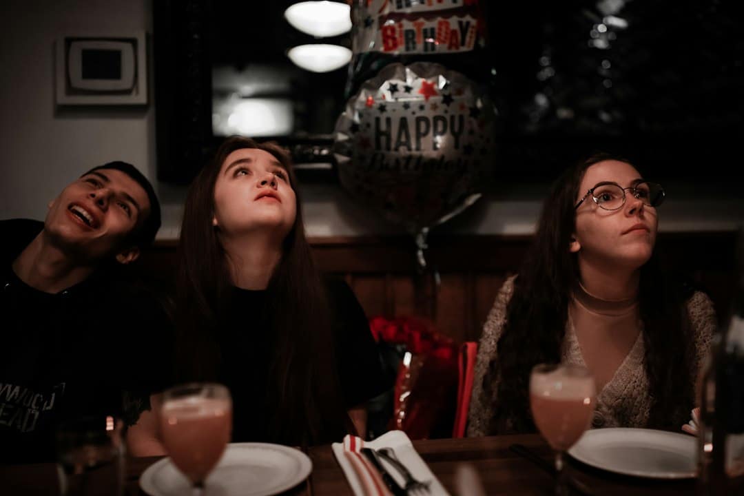 Amigos cenando juntos en un restaurante, imagen de archivo