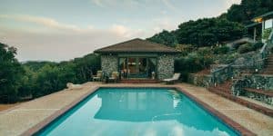Villa con piscina, imagen ilustrativa de archivo