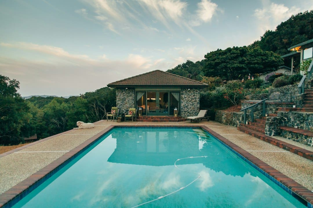 Villa con piscina, imagen ilustrativa de archivo